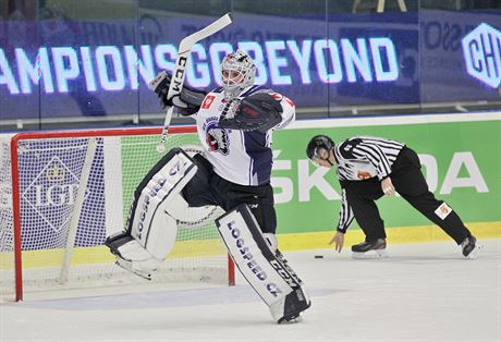 Plzeský branká Kristián Kolá se raduje z vítzství nad Zugem.