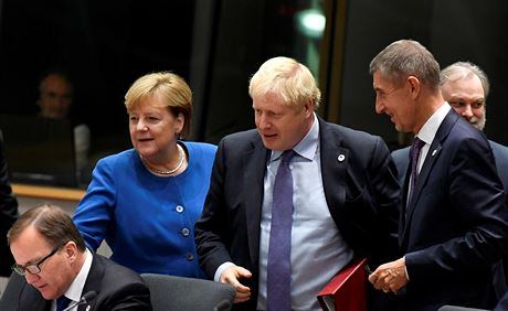 Angela Merkelová, Boris Johnson a Andrej Babi na summitu EU v Bruselu (17....