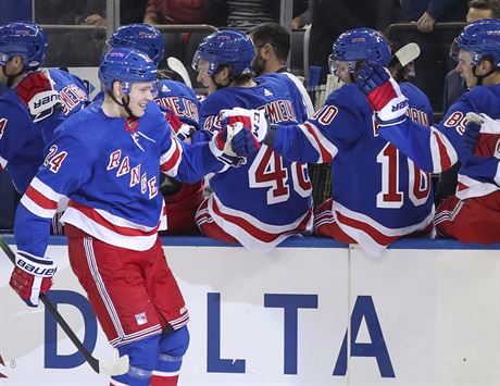 Kaapo Kakko slav se spoluhri z New York Rangers svj prvn gl v NHL