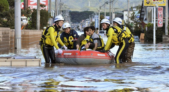 Obyvatelé japonského msta Iwaki se museli kvli tajfunu Hagibis evakuovat na...