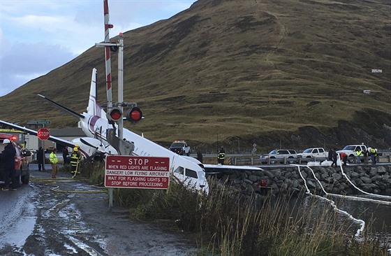 Havarované letadlo skonilo mimo runway na letiti Unalaska. (18. íjna 2019)