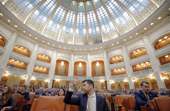 Rumunský poslanec zvedá palec nahoru poté, co parlament bhem hlasování...
