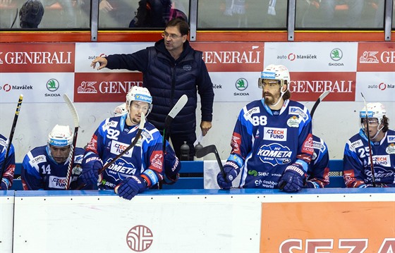 Brnnský trenér Petr Fiala udílí pokyny svým svencm v utkání s Olomoucí.