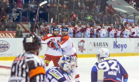 Olomoučtí hokejisté se radují z branky Lukáše Nahodila (vlevo) v utkání s...