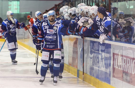 Martin Zaovi z Brna (v popedí) slaví svj gól v utkání s Olomoucí se...