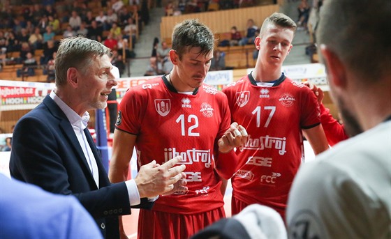 Budějovický trenér René Dvořák udílí pokyny svým svěřencům v utkání s Příbramí.