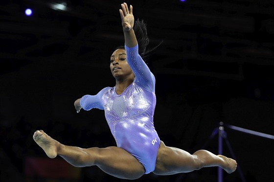 Americká gymnastka Simone Bilesová na mistrovství svta ve Stuttgartu.