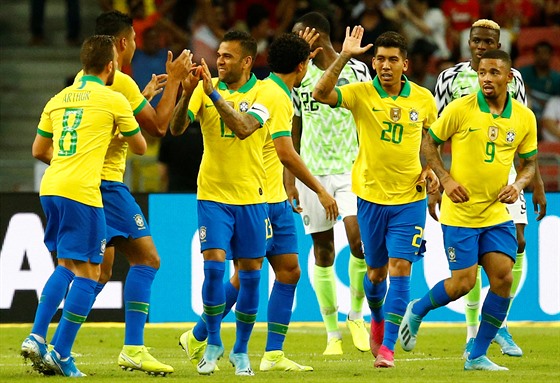 Braziltí fotbalisté se radují z gólu v pátelském utkání proti Nigérii.