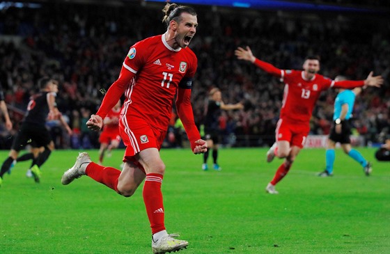 Gareth Bale z Walesu slaví svou trefu do sítě Chorvatska v kvalifikaci na ME...