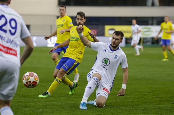 Nikolaj Komlienko (v bílém) z Mladé Boleslavi v utkání proti Zlínu.