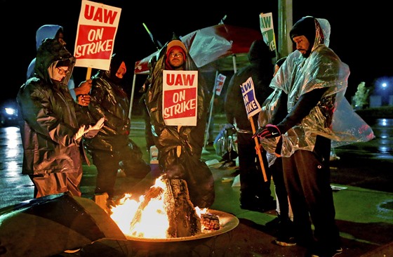 Úastníci stávky odborové unie spolenosti General Motors ve mst Wentzville v...