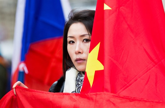 Čínští turisté s vlajkami zaplavili Prahu během státní návštěvy prezidenta Si...