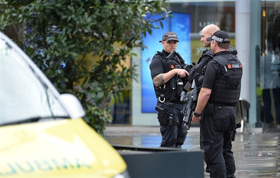 Útok v nákupním centru v Manchesteru, kde útoník pobodal nkolik lidí....