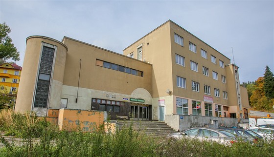 Součástí budovy je i sál, kde dříve zpívali Matuška nebo Vondráčková.