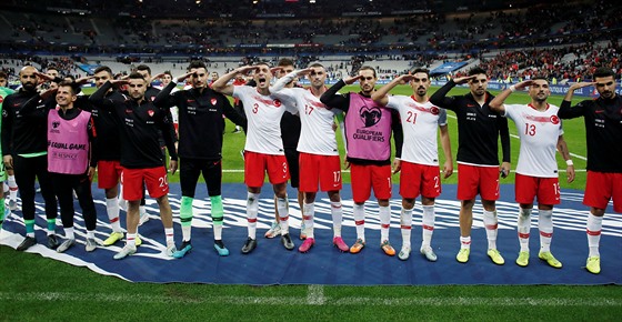 Turečtí fotbalisté salutují po remíze s Francií v kvalifikačním utkání o postup...
