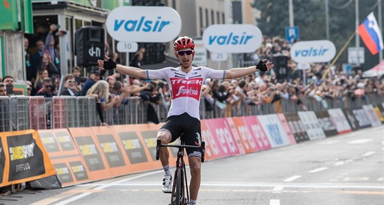 Bauke Mollema vítzí v závodu Kolem Lombardie v roce 2019