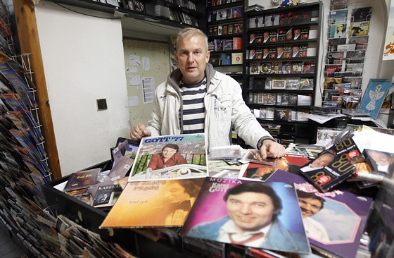 Hynek Gerbrich se trendu posledních dvou let pizpsobil a v prodejn te nabízí tisíce LP desek.