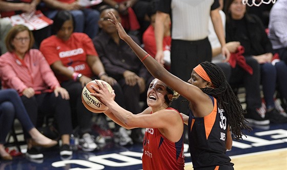 Elena Delle Donneová z Washingtonu (vlevo) v pátém finále WNBA zakonuje, brání...