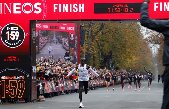 POVEDLO SE! Eliud Kipchoge pi úspném pokusu poprvé zabhnout maraton pod dv...