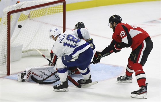 Ondřej Palát z Tampa Bay Lightning skóruje v utkání proti Ottawa Senators.