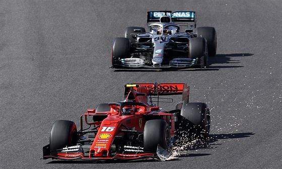 Charles Leclerc v problémech ve Velké cen Japonska formule 1, za ním Lewis...