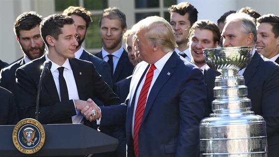 Jordan Binnington, hrdina St. Louis Blues z play off NHL, si s vervou potásá rukou s prezidentem Donaldem Trumpem. 