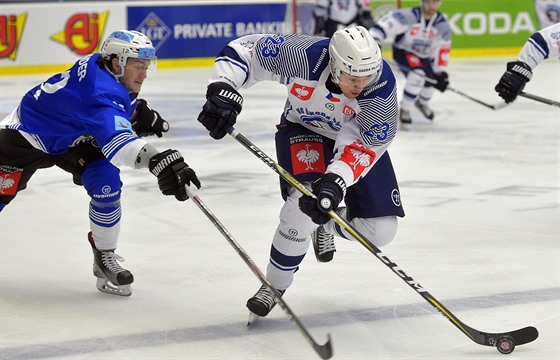 Yannick Zehnder (vlevo) z Zugu stíhá plzeského útoníka Petra Straku.