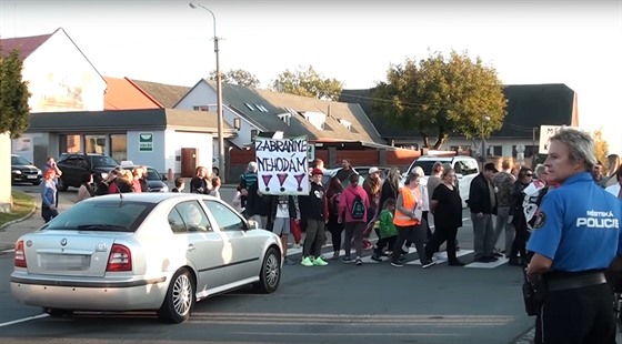 Obyvatelé olomoucké mstské ásti Drodín pi protestu za zvýení bezpenosti...