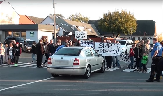 Obyvatelé olomoucké mstské ásti Drodín pi protestu za zvýení bezpenosti...