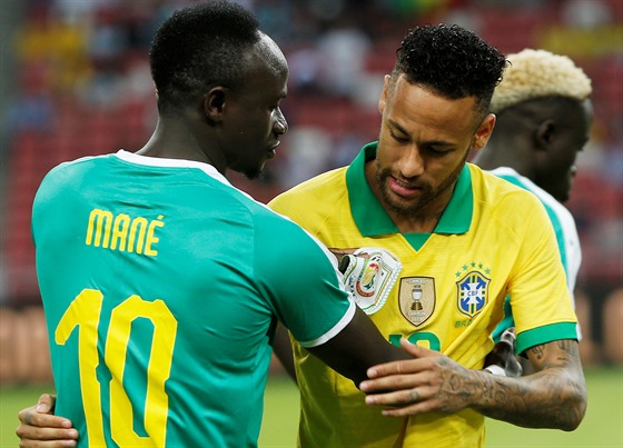 Brazilský útoník Neymar (vpravo) se zdraví se Sadiem Maném ze Senegalu.