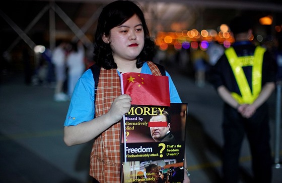 ínská aktivistka v anghaji upozoruje na zaslepenost Daryla Moreyho, manaera...