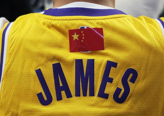 ínský fanouek LeBrona Jamese pelepil logo náhle nenávidné a kritizované NBA.