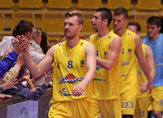 Basketbalisté Olomoucka slaví výhru s fanouky, v popedí Jií Dedek.
