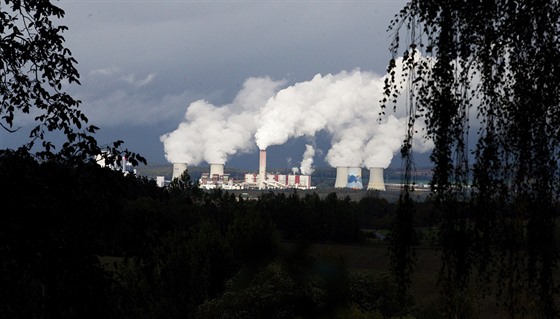 Lidé v Uhelné mají výhled na elektrárnu Turów.