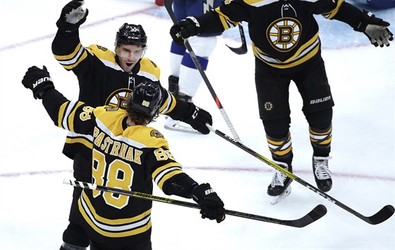 Patrice Bergeron (elem) a David Pastrák z Bostonu slaví gól proti Tamp.