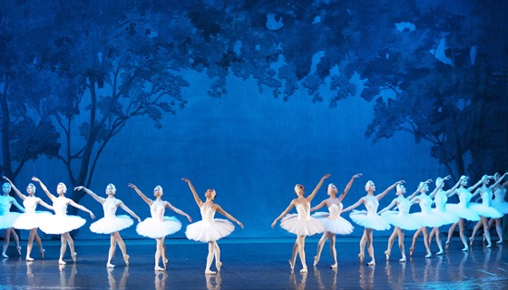 Zábr z Labutího jezera v podání Royal Moscow Ballet