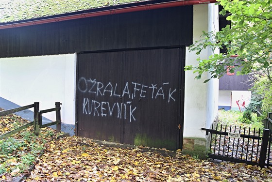 Kdosi posprejoval chalupu Václava Havla na Hrádečku.