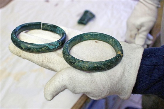 Na Trutnovsku je podobných nálezů poskrovnu. Poklad z mladší doby bronzové je...