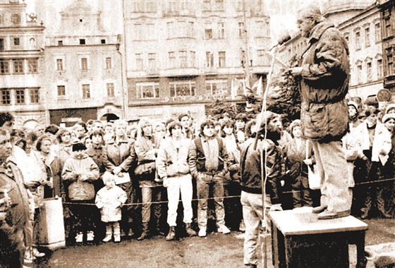 K nejznámějším signatářům Charty 77 v Plzni byl Jiří Šašek. Na snímku promlouvá...
