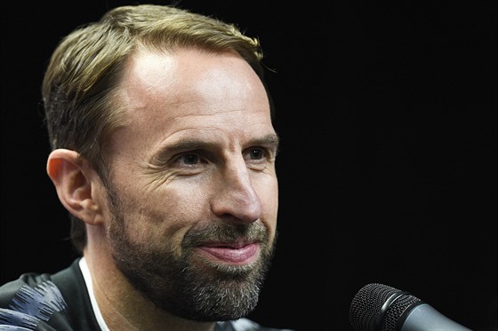 Trenér anglické fotbalové reprezentace Gareth Southgate hovoí s novinái ped...