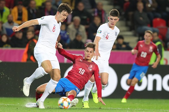 eský forvard Patrik Schick v souboji s anglickým stoperem Harry Maguirem (6)....