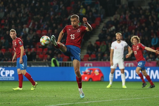 Reprezentaní záloník Tomá Souek odkopává balon v zápase proti Anglii.