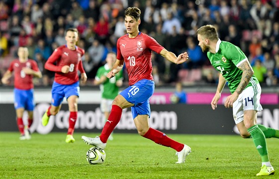 Reprezentaní útoník Patrik Schick a Stuart Dallas ze Severního Irska bhem...