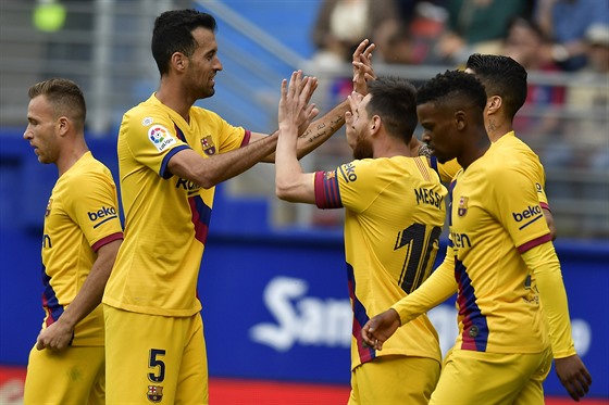Fotbalisté Barcelony se radují z druhého ze tí gól na hiti Eibaru. Vstelil...