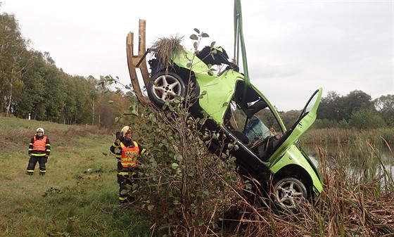 Osobní automobil Opel Tigra úspn vylovili hasii v pátek 11.10.2019...