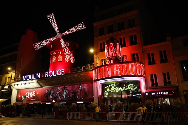 Symbol pařížského kabaretu Moulin Rouge v troskách. Lopatky mlýna se zřítily