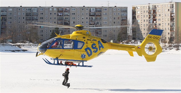 V Libereckém kraji vzlétne vrtulník s podvsem a se slanním v prmru k 15...
