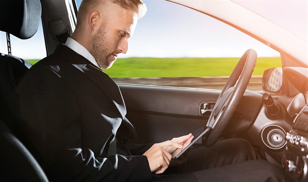 GLOSA: Řízení na dálku? Utopie. Z internetu na cestách zešílí i jogín