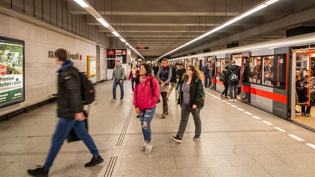 Ve stanici Hlavní nádraží metro usmrtilo člověka, část linky C stojí v obou směrech
