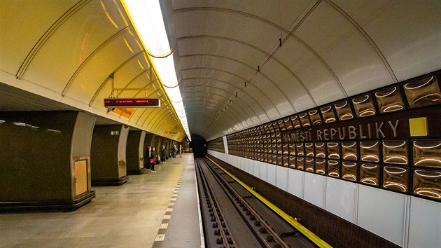Na Náměstí Republiky spadl pod metro muž, provoz na lince B stál